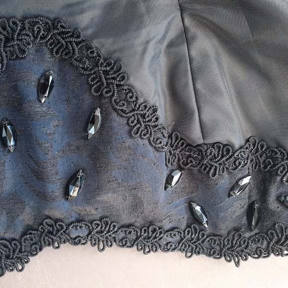 Corset and full length skirt - Picture 7 of 10